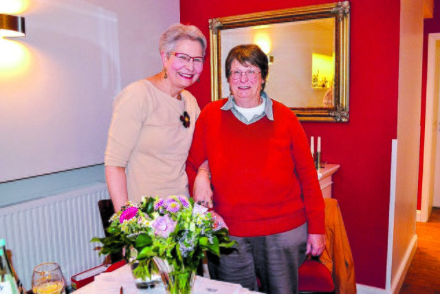 Mit Blumen verabschiedet wurden Flora Böckenhauer, Witwe des langjährigen Kassenwartes und Ehrenvorstand Heinz Böckenhauer, die sich bislang um die Buchhaltung kümmerte, und Finanzvorstand Kathrin Simon (li.)
