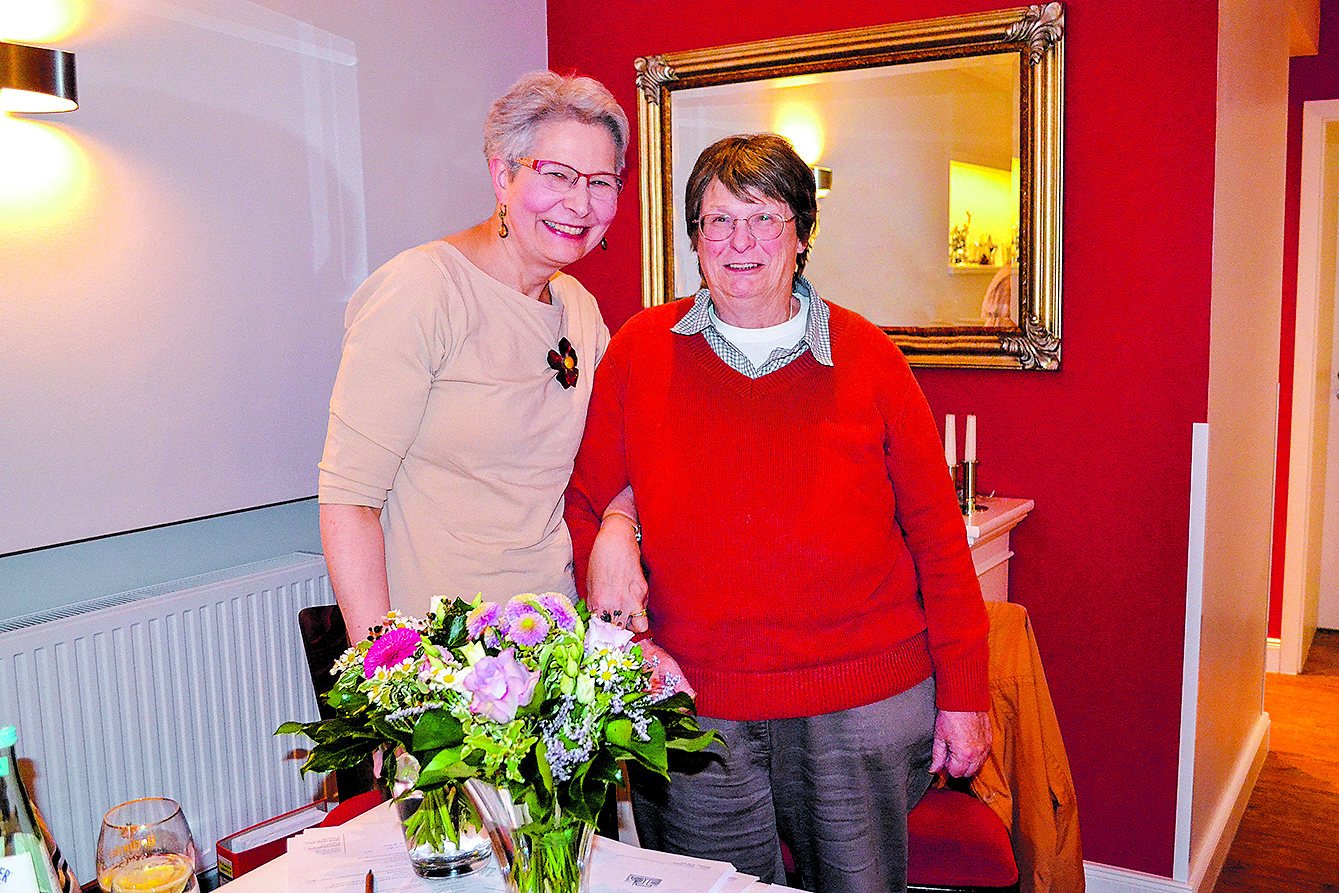 Mit Blumen verabschiedet wurden Flora Böckenhauer, Witwe des langjährigen Kassenwartes und Ehrenvorstand Heinz Böckenhauer, die sich bislang um die Buchhaltung kümmerte, und Finanzvorstand Kathrin Simon (li.)