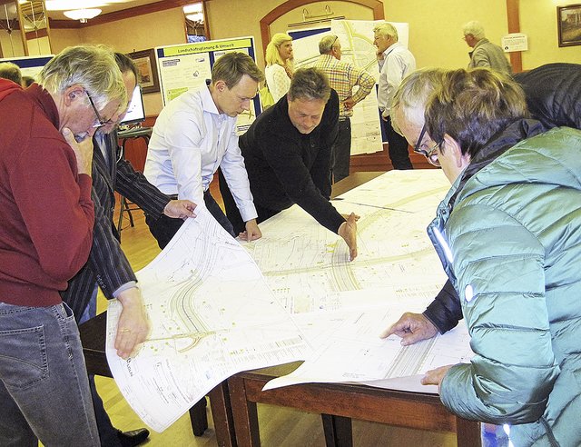 A26-Chefplaner Sebastian Mannl (im weißen Hemd) muss sich immer wieder kritischen Fragen stellen Foto: tp/Archiv