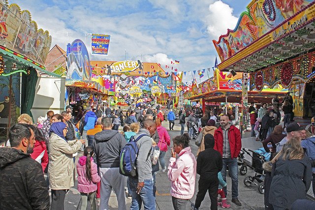 Viele Menschen ließen sich das bunte Treiben auf dem Markt nicht entgehen