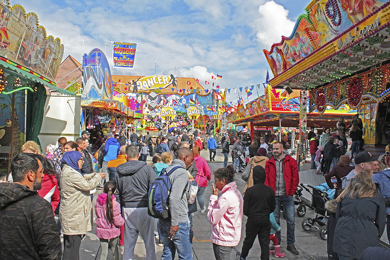 Viele Menschen ließen sich das bunte Treiben auf dem Markt nicht entgehen