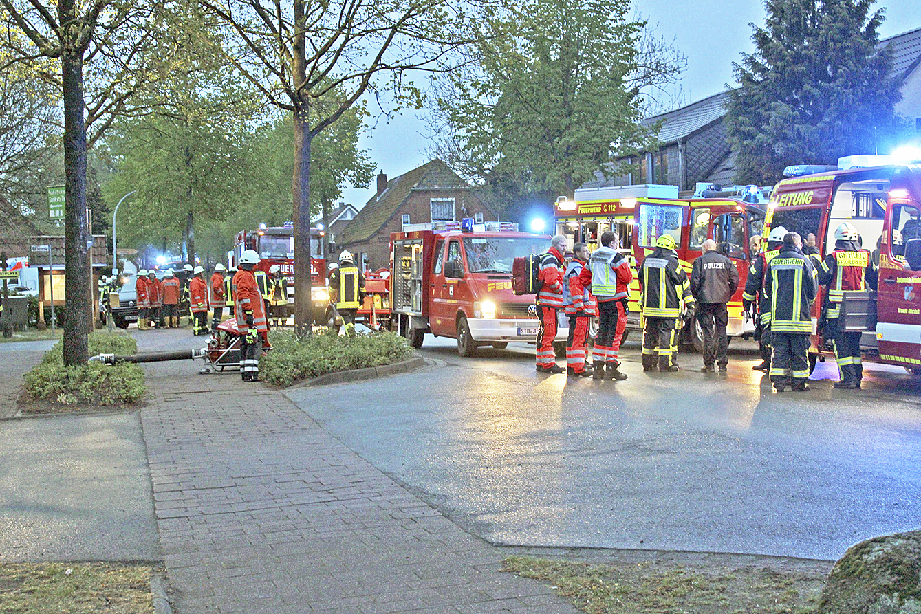 Scharen an Feuerwehrleuten waren an der Einsatzstelle Foto: Bockelmann