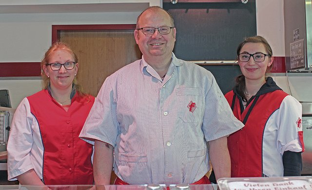 Steffen Bömmelburg, hier mit seinen Angestellten Sabrina Möller (li.) und Dajana Hammerschmidt, sieht die Zukunft der Metzgereibetriebe im Landkreis positiv Foto: jab