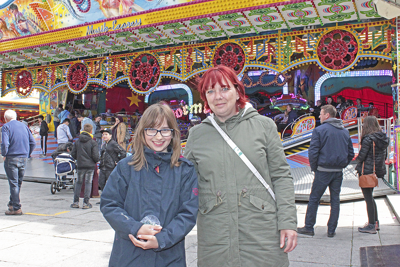 Für Evalotte (10) und Claudia (49) Just gehört der Nervenkitzel in den Fahrgeschäften schon zur Tradition Fotos: jab