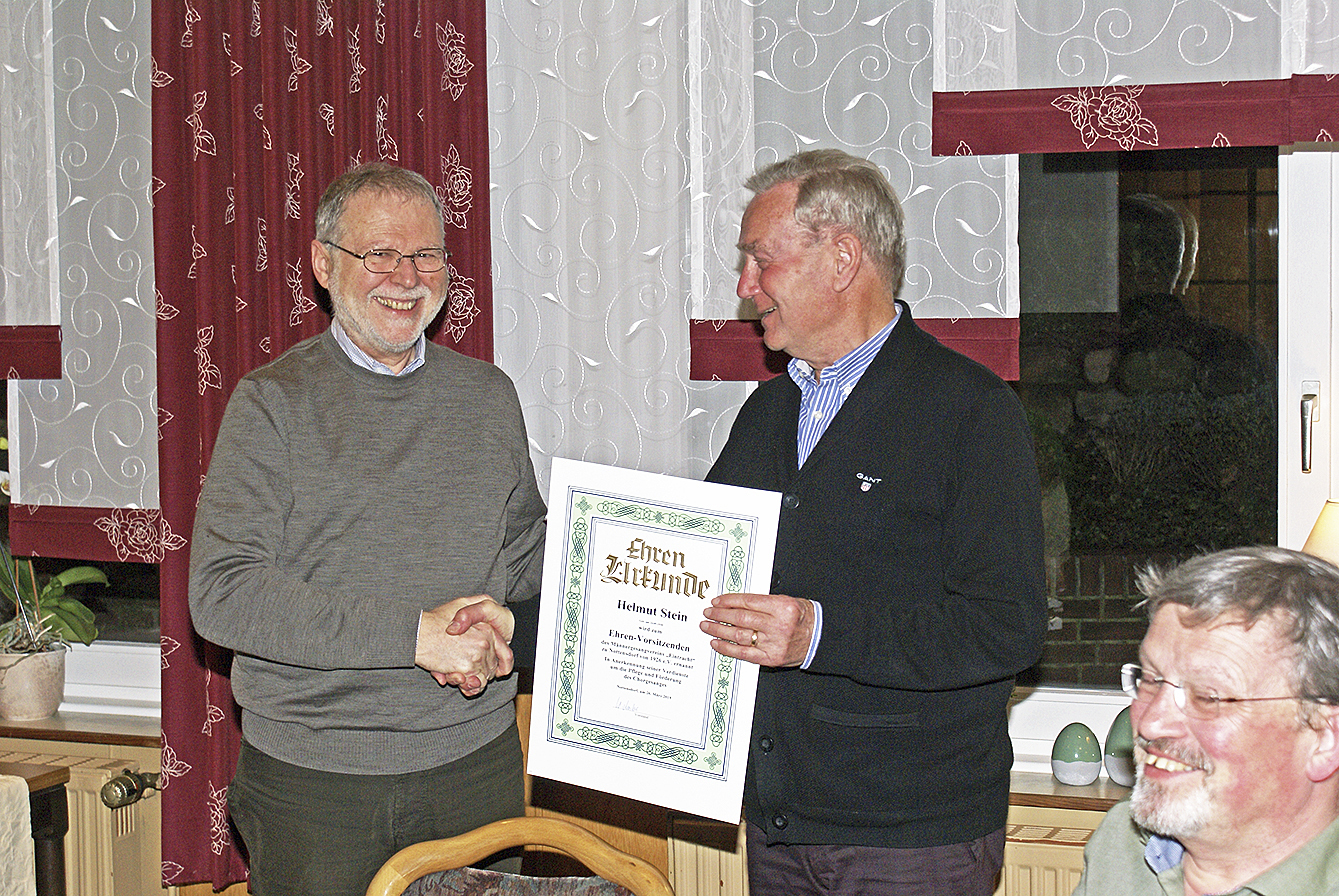 Vorsitzender Wolfgang Mosler (li.) überreicht dem neuen
Ehrenvorsitzenden Helmut Stein seine Urkunde Foto: MGV