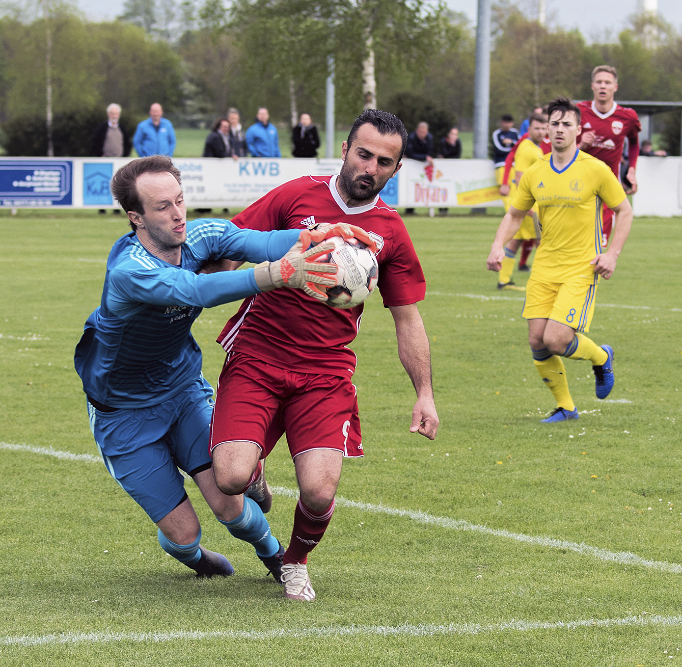 In dieser Szene ist der Maschener Keeper Dennis Tiedemann (li.) vor Dzenan Derlek von der SG Scharmbeck-Pattensen am Ball