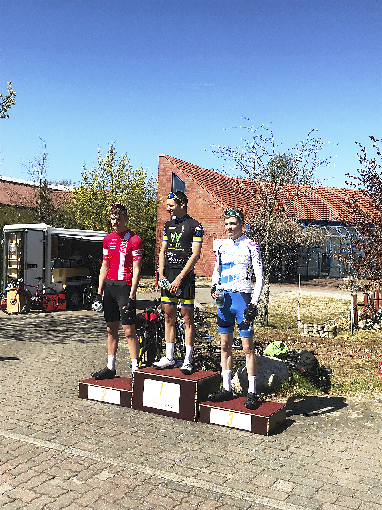 Kevin Matuschak (v. re.) auf dem Siegertreppchen mit Sieger Moritz Plambeck und Niklas Ravens