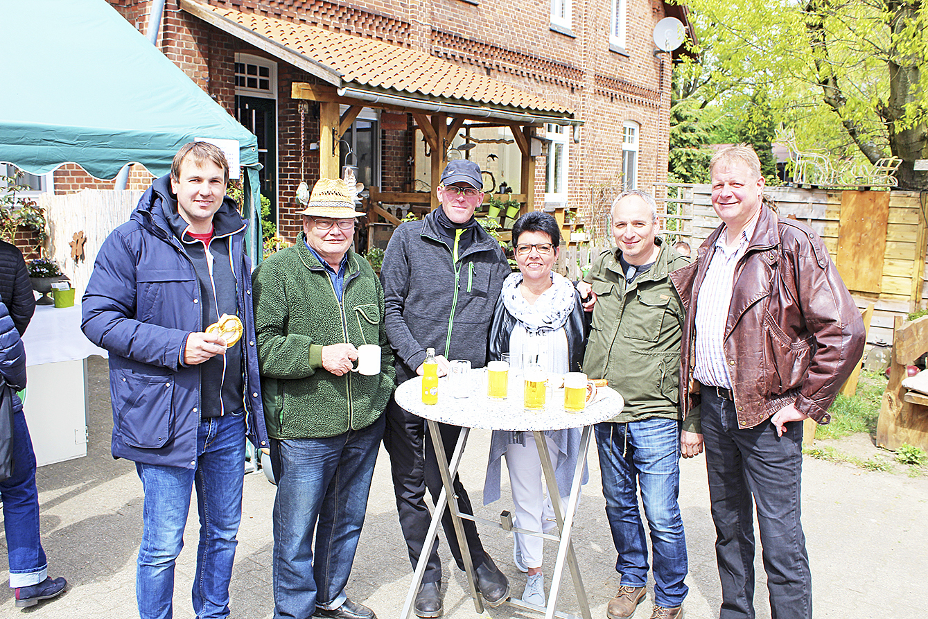 Stammgäste beim Schüttenhof-Tag (v. li.): Christoph Seifert, Peter Petersen, Hermann Maack junior, Petra Lühr, Olaf Neumann und Christian Lühr Fotos: ce