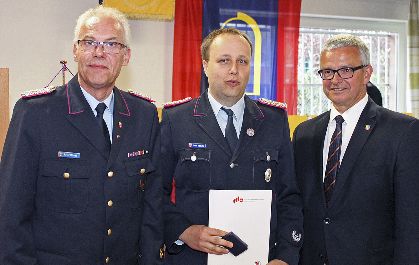 Der Vorsitzende des Kreisfeuerwehrverbands, Peter Winter (v.li.), mit Sven Nemitz, Träger der Ehrennadel des Landesfeuerwehrverbandes in Silber, und Landrat Michael Roesberg. Ihm wurde die Deutsche Feuerwehr-Ehrenmedaille verliehen