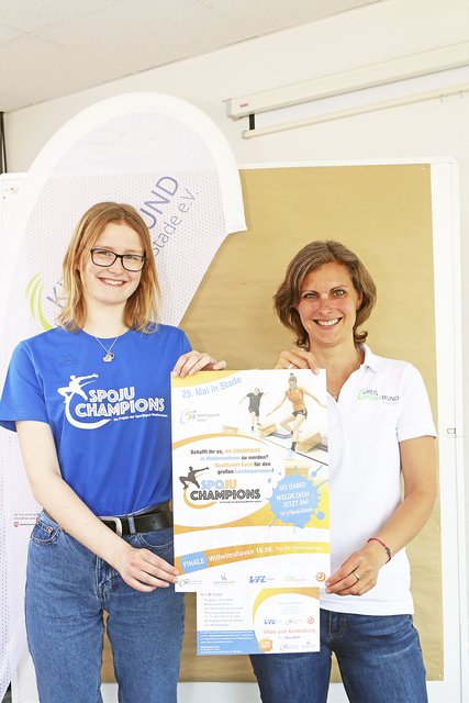 Alina Brandt (li.) und Isabell Bast stellen das Plakat für die Veranstaltung vor