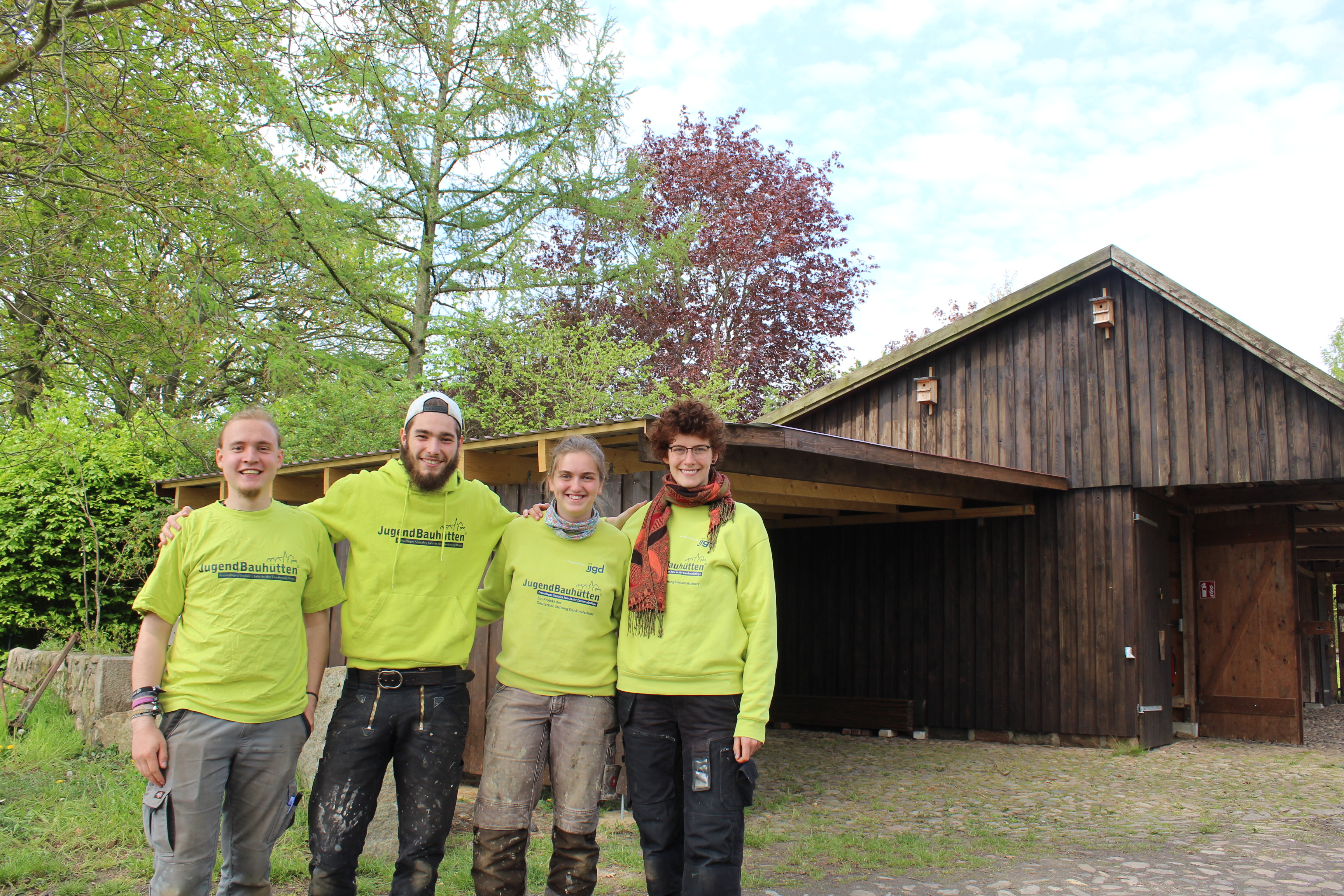 Stolz stehen die FSJler Gereon Klas (v.li.), Alexander Plümpe, Hanna Düßmann und Marie Kienemund vor dem Anbau an der Remise, den sie aus eigener Kraft geschaffen haben