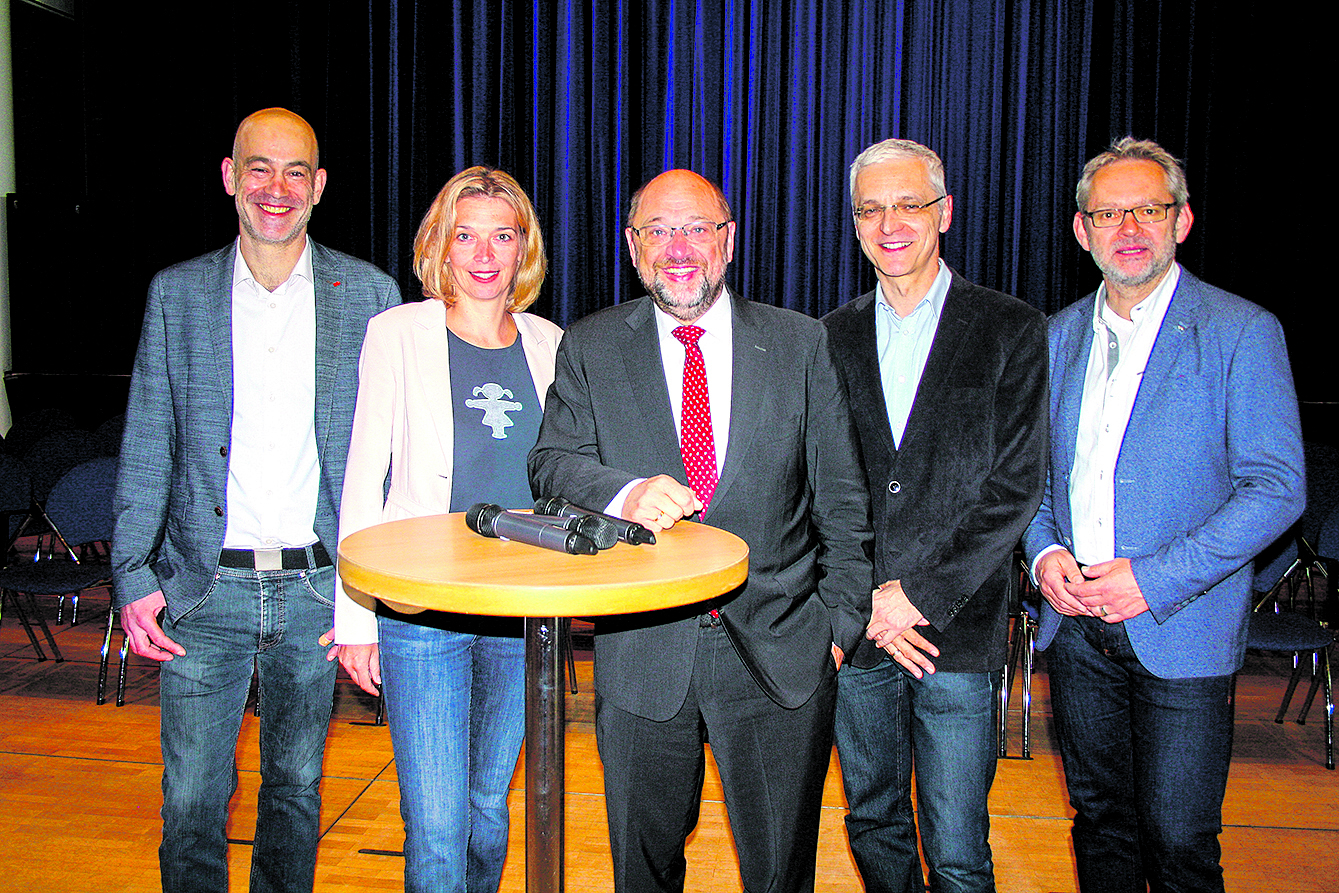 Vor der Veranstaltung: (v. li.) Martin Gerdau (SPD-Ortsvereinsvorsitzender Buchholz), SPD-Bundestagsabgeordnete Svenja Stadler, Martin Schulz, Onne Hennecke (Geschäftsführer Empore) und stv. Bürgermeister Frank Piwecki (SPD)