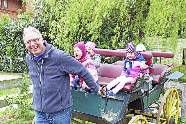 Neues "Zugpferd" für den Schüttenhof: Gerhard Müller wird von seiner vorne auf der Kutsche sitzenden Enkelin Tilda (3) und ihren Freunden angefeuert
