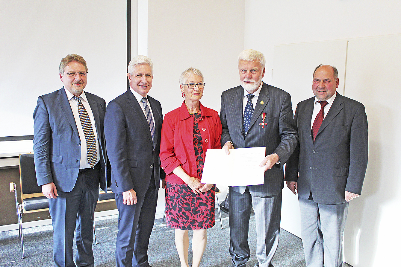 Bei der Ehrung: Verdienstkreuzträger Hans-Hermann Putensen (2. v. re.) mit Ehefrau Marlene sowie (v. li.) Samtgemeinde-Bürgermeister Wolfgang Krause, Landrat Rainer Rempe und Garlstorfs Bürgermeister Horst Günter Jagau Foto: ce