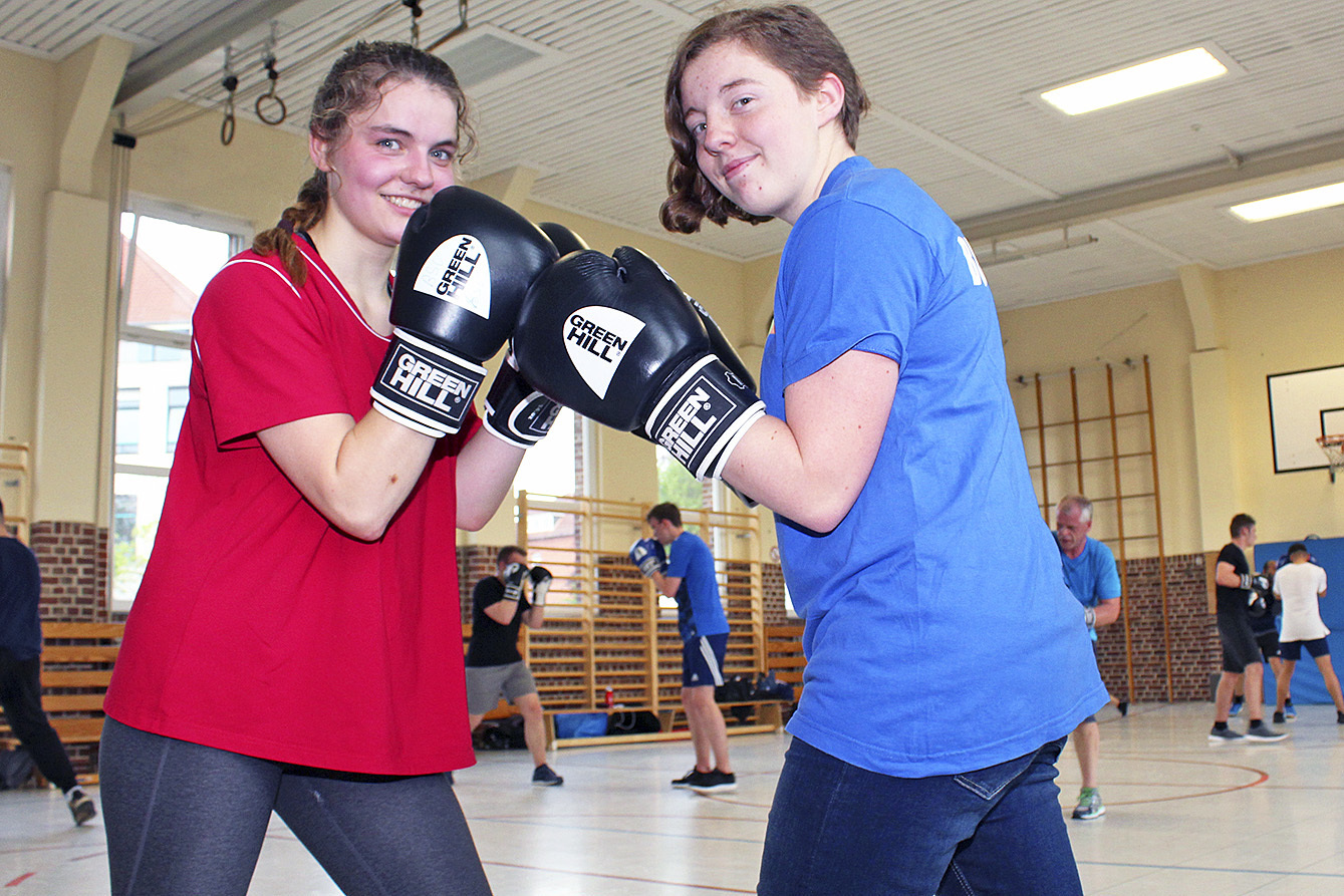 Johanna Wiebe (re.) mit Milena Mensching, zwei der wenigen Mädchen beim Boxen. Wettkämpfe könnten sie gegeneinander nicht bestreiten - Milena ist erst #+seit einem knappen halben Jahr dabei