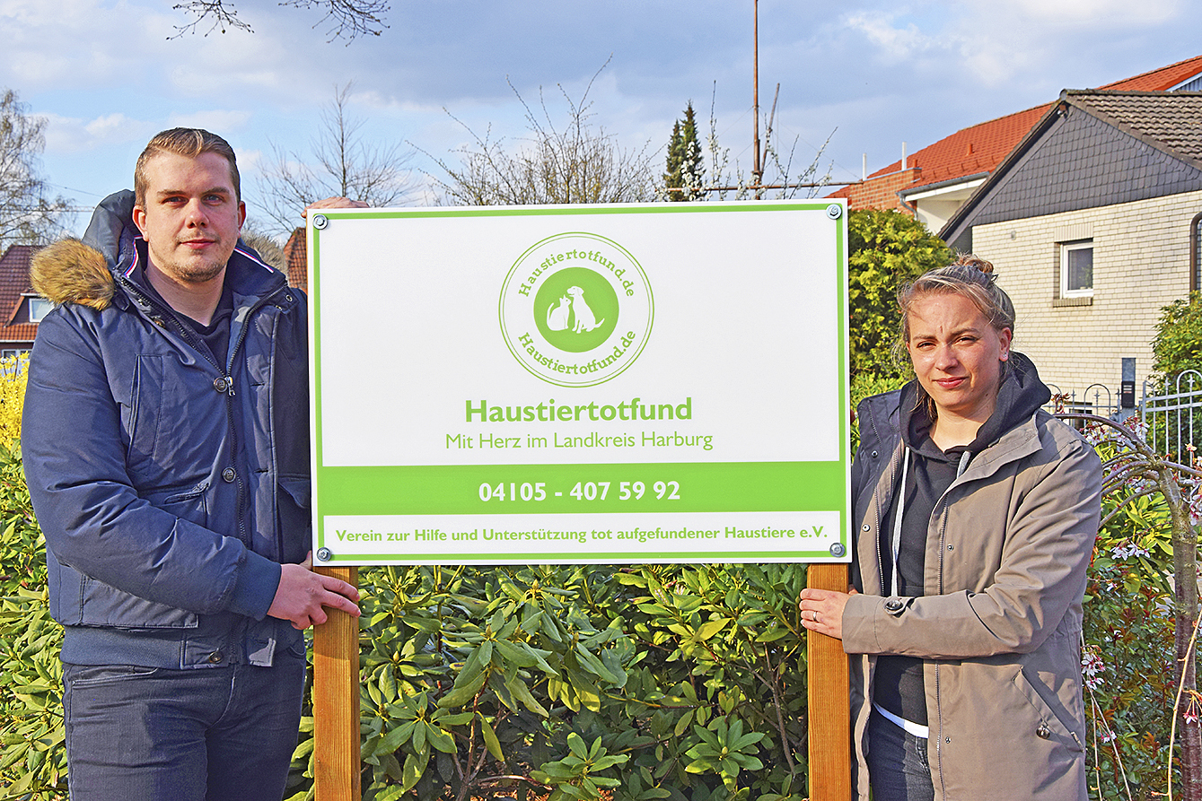 Die 1. Vorsitzende Julia Welsch und der 2. Vorsitzende Tristan Thies setzen sich mit ihrem Verein dafür ein, dass tot aufgefundene Haustiere würdevoll behandelt werden