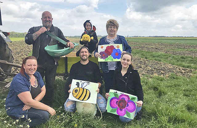 Ein generationsübergreifendes Projekt: Thorsten Neumann (53, hinten v. li.), Jason Neumann (6), Herta Neumann (80), (vorne v. li.) Leo Piper (33), Max Neumann (28) und Jana Neumann (40) Foto: Yvonne Neumann