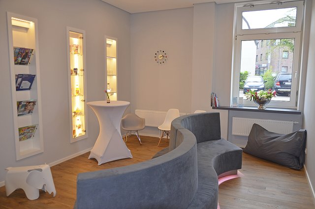 Das helle und freundlich gestaltete Wartezimmer verfügt über USB-Anschlüsse zum Laden von Smartphones und Laptops und über einen WLAN-Hotspot | Foto: Axel-Holger Haase