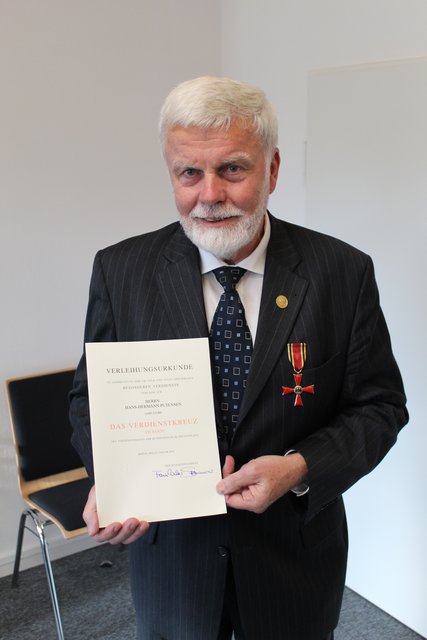 Mit Bundesverdienstkreuz und Urkunde: Hans-Hermann Putensen