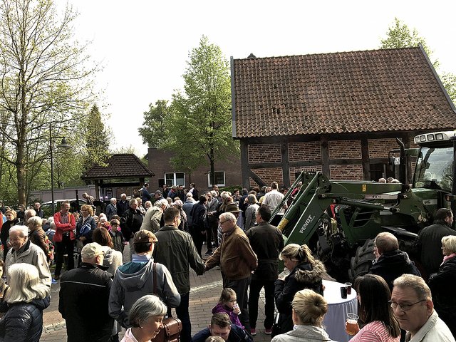 Der "Maibaum-Treff" des Bürger- und Gewerbevereines war gut besucht: Mehr als 500 Schaulustige zählten die Veranstalter | Foto: Alexander Schaal