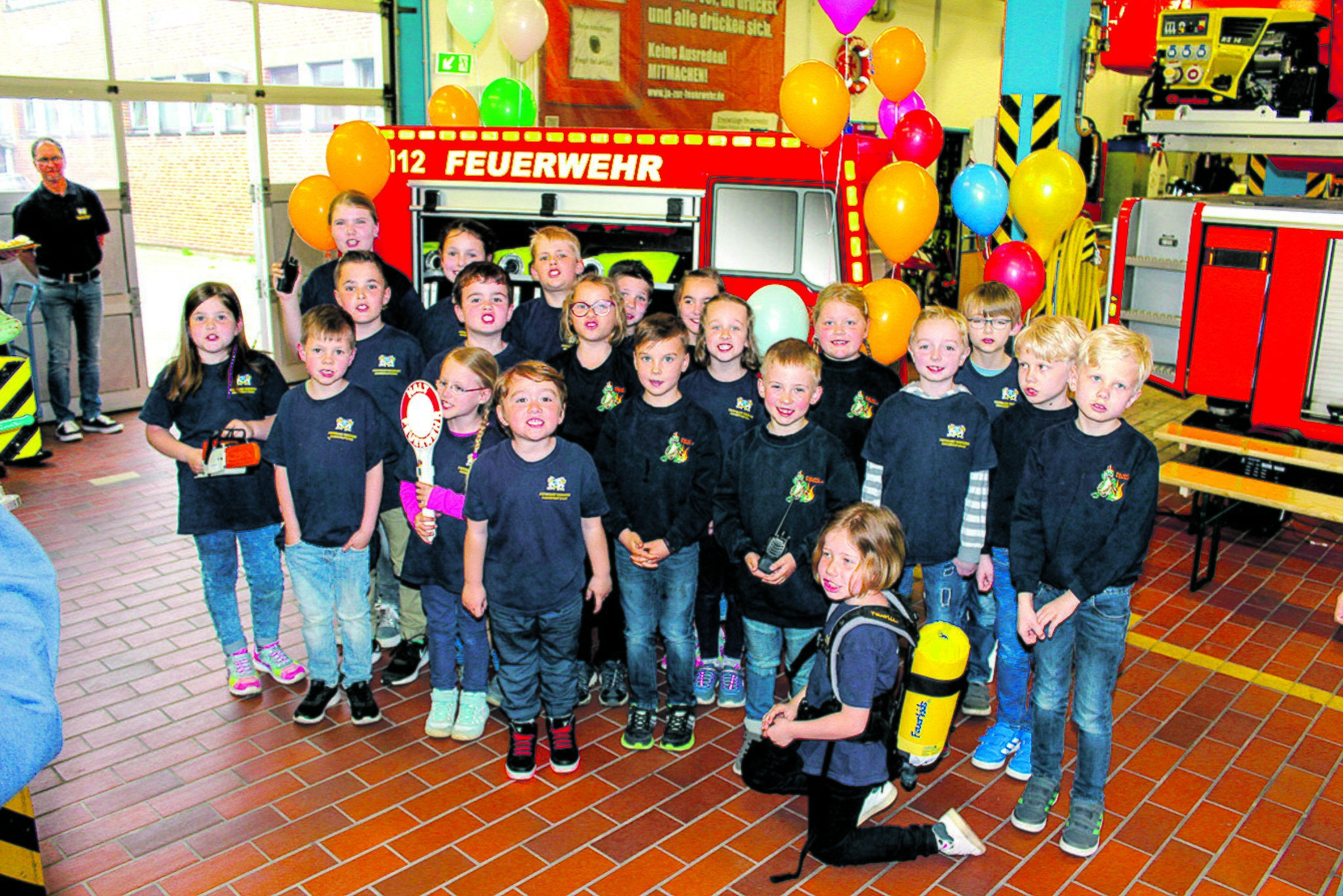 Die Kinder der Feuerwehr freuen sich über ihren neuen Übungswagen Foto: jab