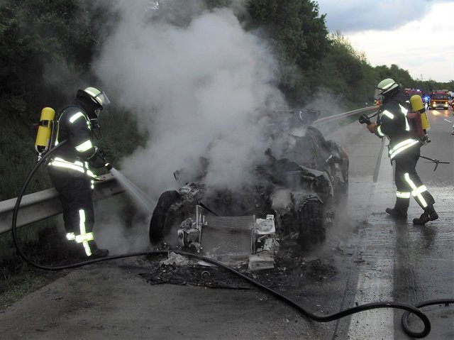 Zwei Feuerwehrmänner aus Brackel löschten den Wagen