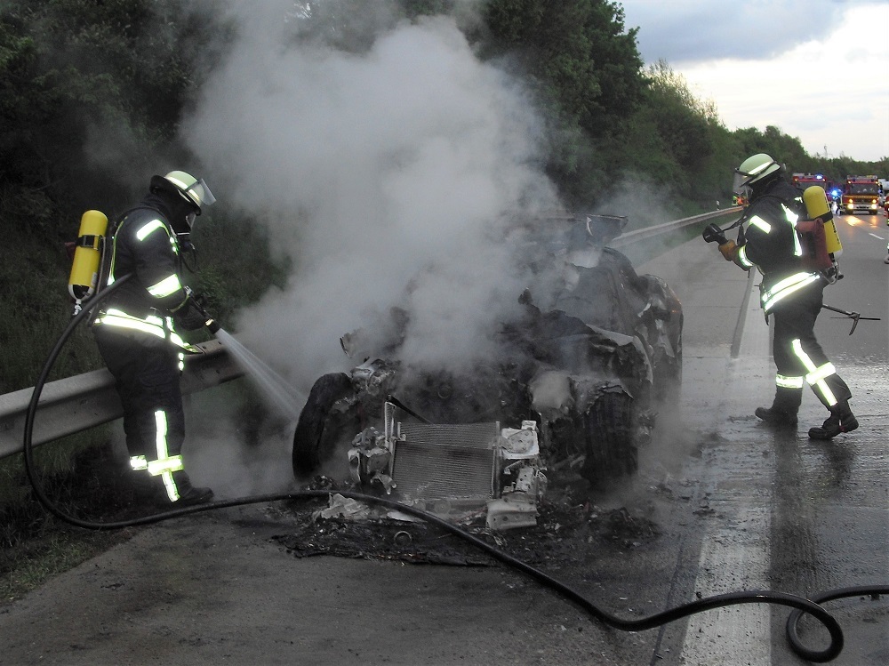 Zwei Feuerwehrmänner aus Brackel löschten den Wagen