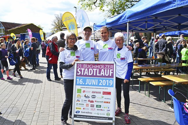 Warben beim "Run 4 Help" für den Buchholzer Stadtlauf (v. li.): Ulrike Hallenberger, Arno Reglitzky, Karin Knaak und Uschi Leffler von Blau-Weiss Buchholz