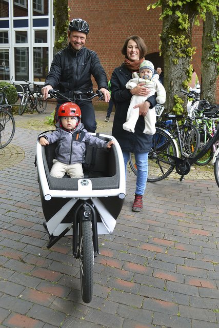 Broer Broers und Melanie Unkrig mit ihren Kindern Yunus (5) und Henner (5 Monate) nehmen mit dem Lastenrad am Stadtradeln teil