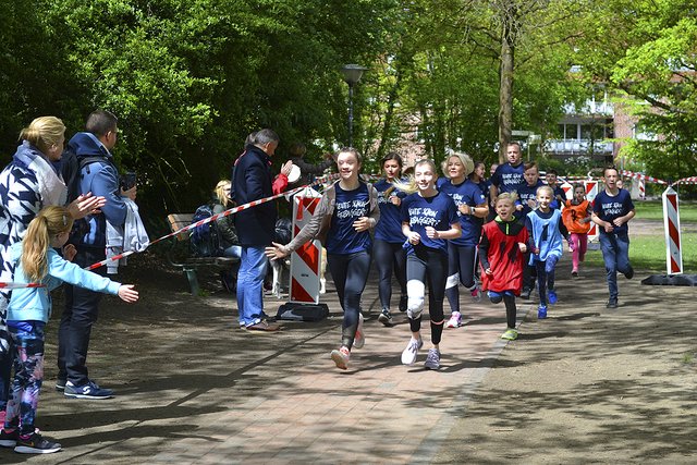 "Heute schon gebaggert?" stand auf den Shirts der 6c des Gymnasiums am Kattenberge, die Firma Hoth unterstützte