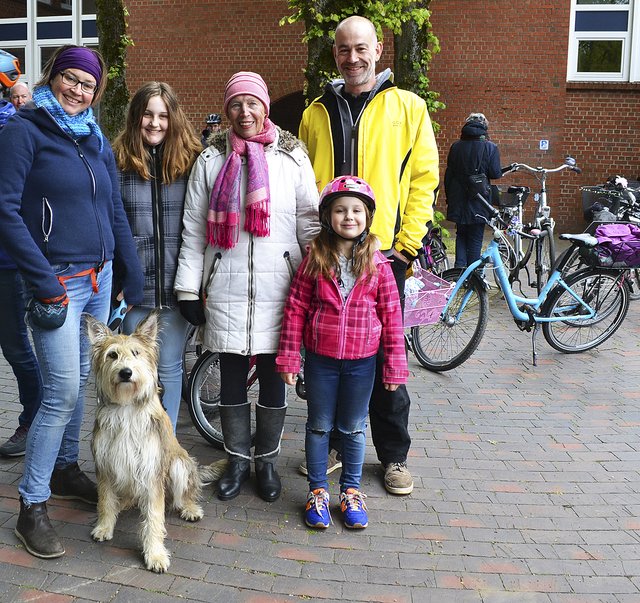Drei Generationen beim Stadtradeln (v.li): Maria Kühlke, Lotte, Hannelore Gerdau, Emma und Martin Gerdau mit Familienhündin Tinka