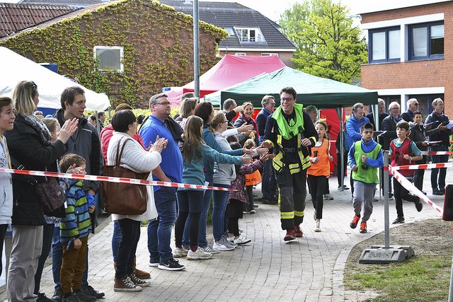 Auch Feuerwehrmann Marco Reinmüller trug die 20-Kilogramm-Atemschutzausrüstung