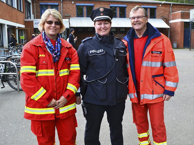 Sorgten neben der Feuerwehr für Sicherheit: Katrin Ragge (Mi.), Kontaktbeamtin der Buchholzer Polizei, sowie Elke und Wilfried Rischmann von der DLRG