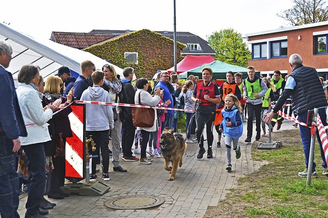 Margrit Wendt, stellvertretende Schulleiterin des Gymnasiums am Kattenberge, lief mit Schäferhund Esmo