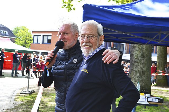 Lions-Schatzmeister Volker Greite (re.) und Moderator Friedrich Harre freuten sich, dass die Vorjahresspendensumme von 31.000 Euro bereits um 11.30 Uhr erreicht war