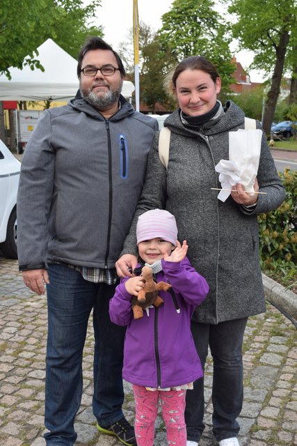 Freuten sich über ein familienfreundliches Programm: Die Besucher Thomas und Marika mit Tochter Chiara aus Luhdorf 