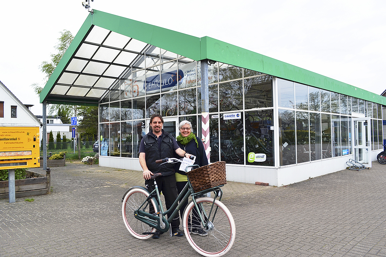 Drasko Car vor seinem Fahrradfachgeschäft "Vehiculo" in der Tostedter Bahnhofstraße. Seine Frau Kathrin unterstützt ihn in jeder freien Minute