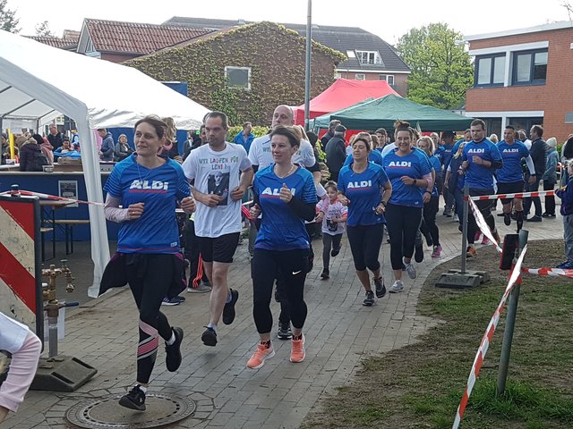 Die Aldi-Läuferinnen und -Läufer waren an den blauen Shirts und an den Shirts mit der Aufschrift "Wir laufen für Leni!" gut zu erkennen | Foto: os