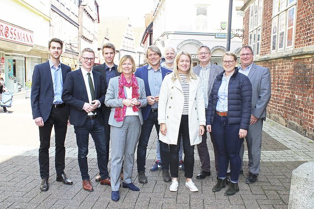 Vertreter der Stadt, des Handelsverbandes, der IHK und der Arbeitsgemeinschaft Aktuelles Stade trafen sich mit Martin Kremming (5. v. li.) und seinem Team von der Beratungsagentur "CIMA" zur Stadtbegehung