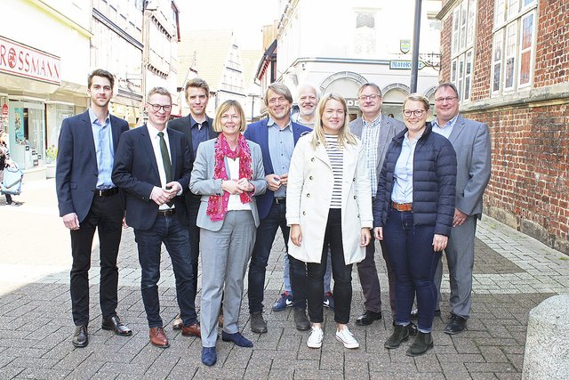 Vertreter der Stadt, des Handelsverbandes, der IHK und der Arbeitsgemeinschaft Aktuelles Stade trafen sich mit Martin Kremming (5. v. li.) und seinem Team von der Beratungsagentur "CIMA" zur Stadtbegehung | Foto: lt