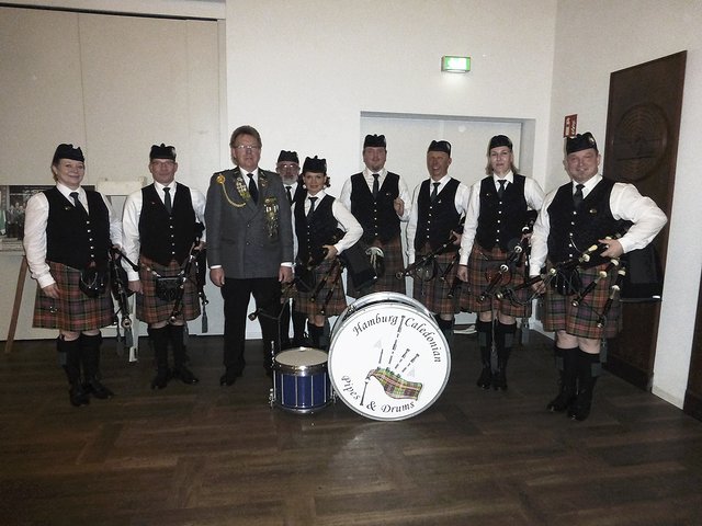Abteilungsleiter Dirk Röber hatte die "Caledonian Drums & Pipes" aus Hamburg eingeladen