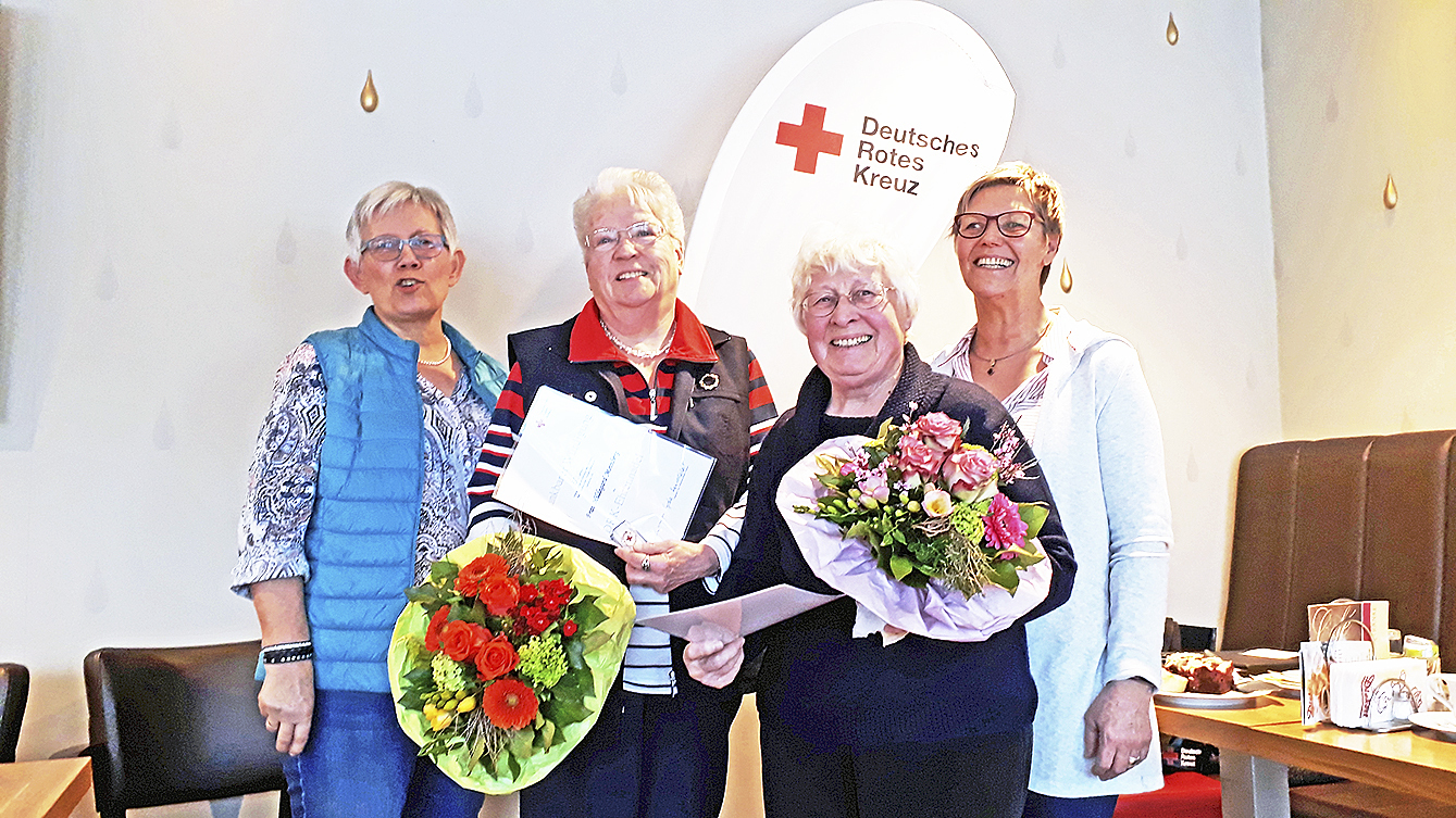 Bei der Ehrung (v. li.): Gerda Ewigleben vom DRK-Vorstand, Hildegard Meinberg, Marianne Luckmann und Ortsvereins-Vizevorsitzende Brigitte Ramm. Es fehlt Hannelore Meinberg Foto: G. Wesche