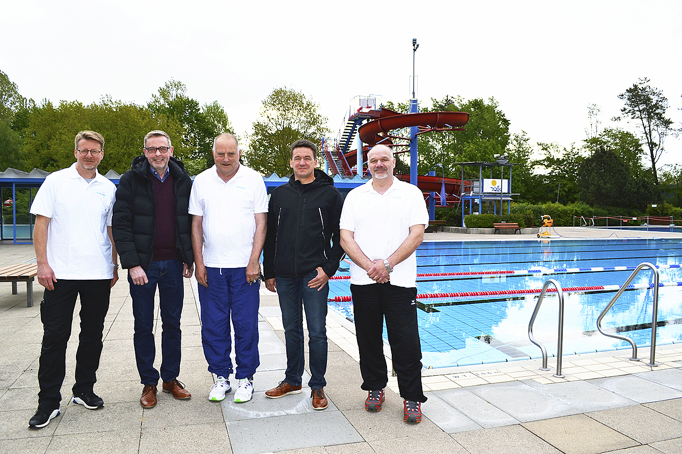 Samtgemeinde-Bürgermeister Heiner Albers (2. v.li.) und Fachbereichsleiter Daniel Heins (2. v.re.) mit (v.li.) Badleiter Marco Wendt, dem neuen Schwimmmeister Thilo Krause und Schwimmmeister Guido Hock Foto: bim