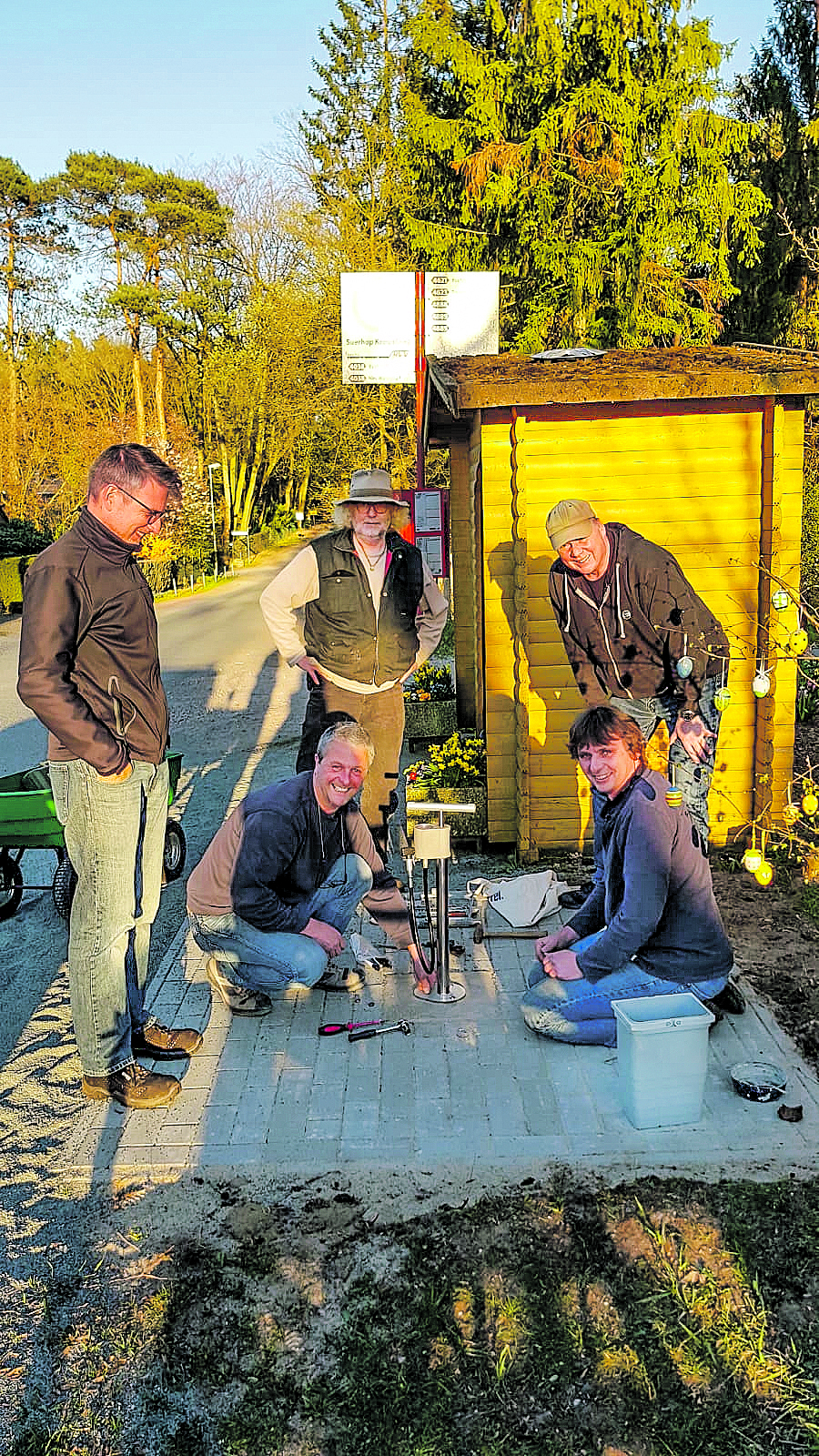 Installierten die Luftpumpe: die Initiatoren
(stehend, v. li.) Jens Renken, Klaus Burfeind und Thomas Winkelmann sowie (knieend) Jörg Bruhns (li.) und Franz Kitzhöfer