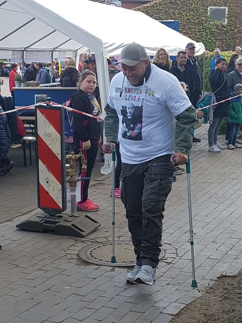 Das war anstrengend: Nils Knöri legte nach vier Knie-Operationen eine Runde mit Krücken zurück   | Foto: os