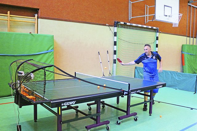 TSV-Spieler Lothar Becker retourniert die Bälle des Tischtennisroboters