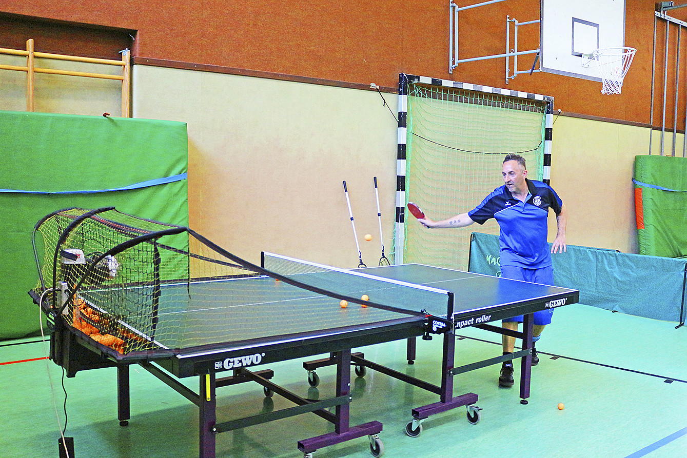TSV-Spieler Lothar Becker retourniert die Bälle des Tischtennisroboters