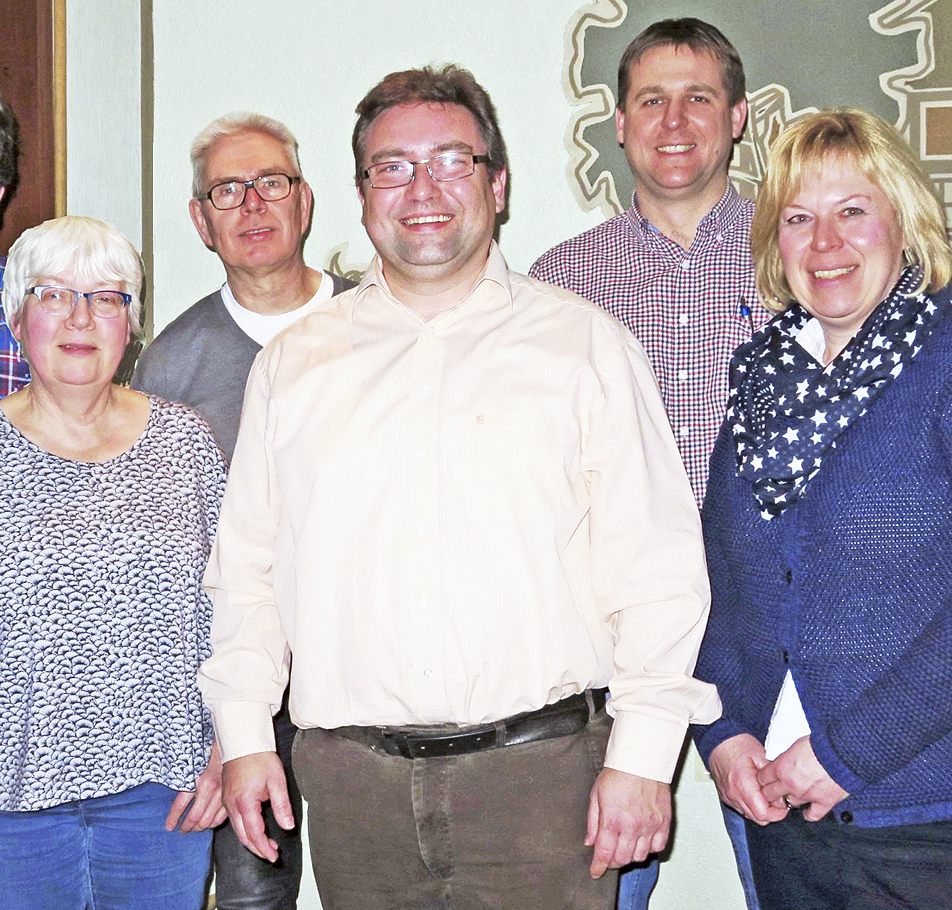 Stärken dem Samtgemeinde-Bürgermeister erneut den Rücken (v. li.): Elisabeth Mestmacher, Heinrich Nottorf, Sven Kraft, Torben Grant und Angela Meyn von der UWG. Es fehlen Haiko Eberhard und Britta Keller Foto: UWG Samtgemeinde Salzhausen