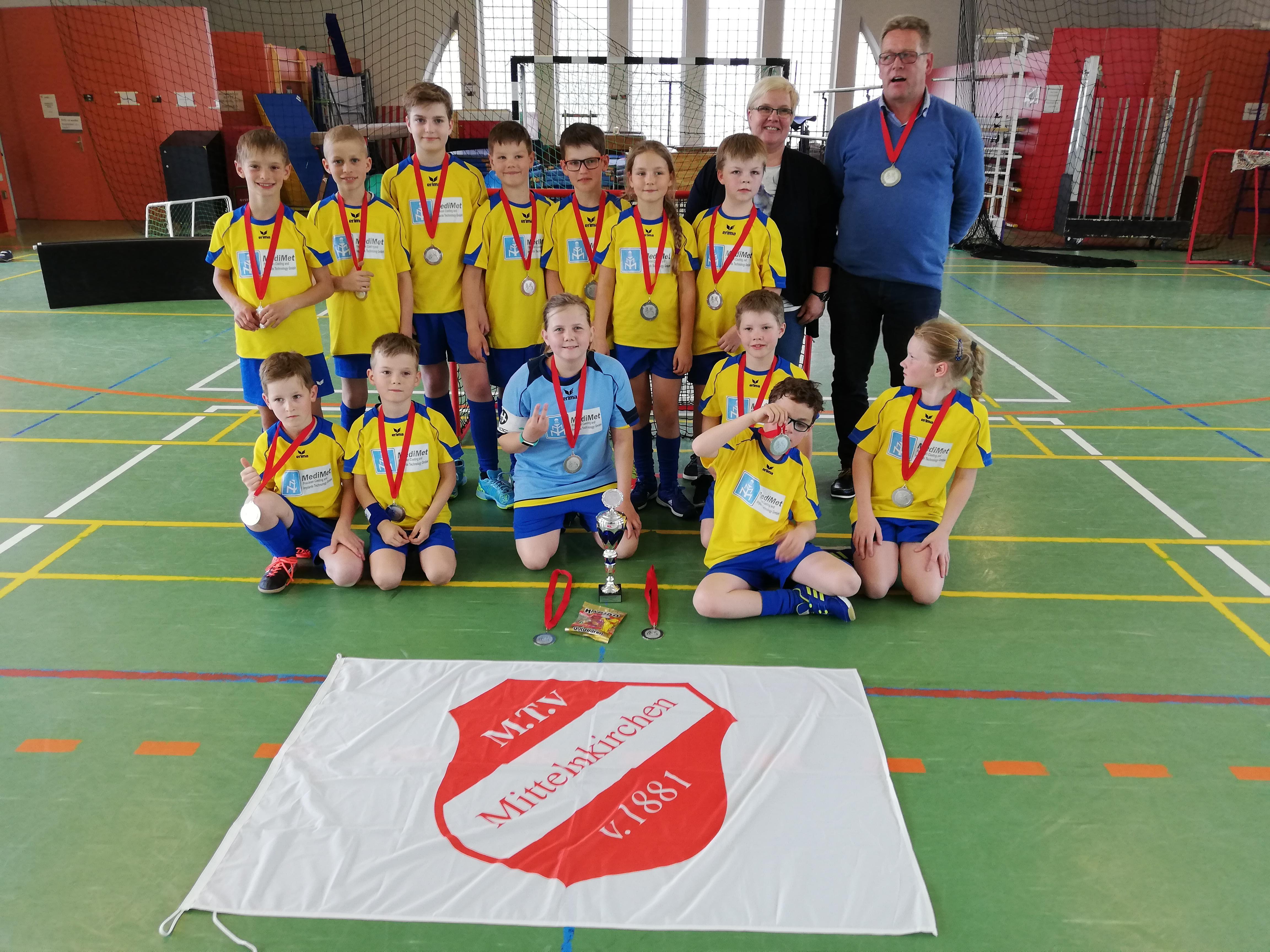 Stolze Medaillenträger: Einen hervorragenden zweiten Platz erzielte die U11-Mannschaft im Floorball des MTV Mittelnkirchen, hier mit Trainer Carsten Feindt und Obfrau Sabine Dehmel