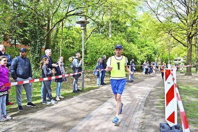 Buchholz' Bürgermeister Jan-Hendrik Röhse lief ebenfalls für den guten Zweck